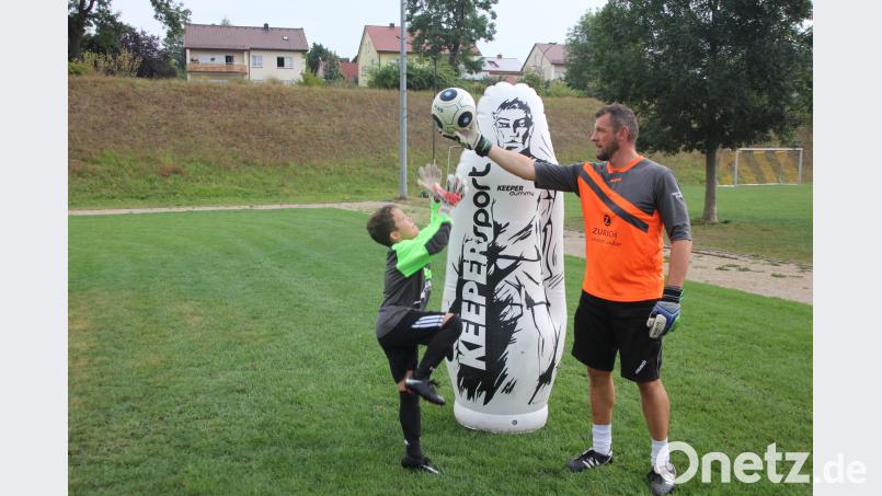 Sebastian Neumann aus Mantel muss sich beim Training mit Huberth Rosner (rechts) ganz schön strecken. kro