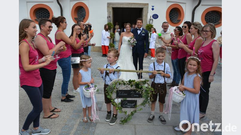Strahlend verließ das Brautpaar die Dreifaltigkeitskirche, wo es von den "Jumping Fitness"-Damen des TV Waldsassen und den Fußballern der Sportfreunde Kondrau erwartet wurde. jr