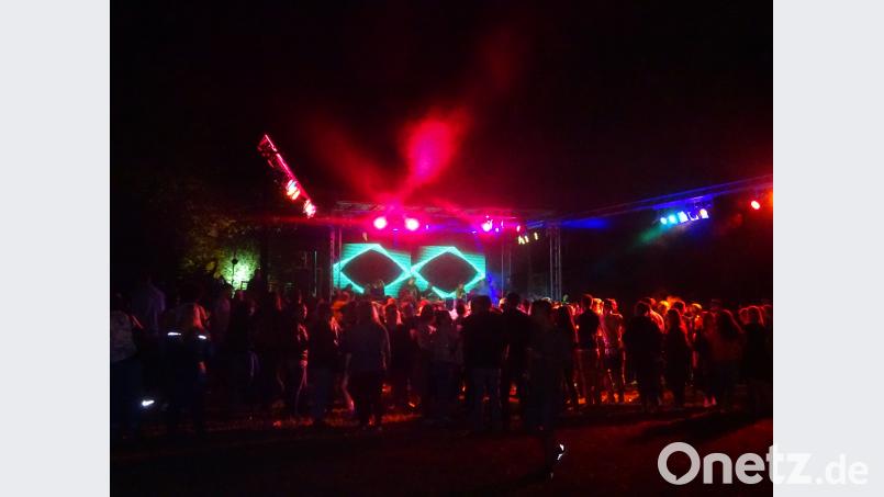 Zu bekannten Liedern wie &quot;Narcotic&quot; ist die Tanzfläche schnell gefüllt. Beeindruckend sind die großen bunten Leuchttafeln. wrm