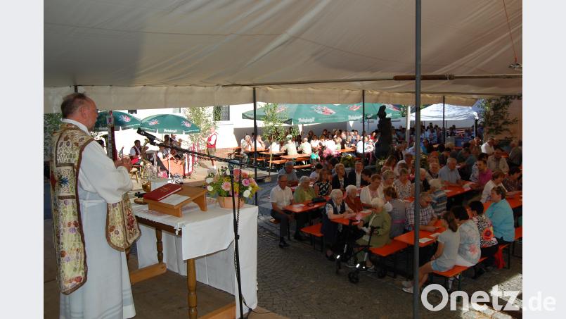 Zur Kirchweih zelebriert Pfarrer Alfons Forster vor der St- Barbara-Kirche mit zahlreichen Gläubigen den Festgottesdienst, den die Blaskapelle Gleiritsch musikalisch begleitet. grm