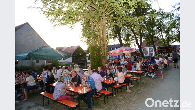 Am Abend füllen sich die Plätze entlang des Stadtweihers unterm Kreuzberg. bey