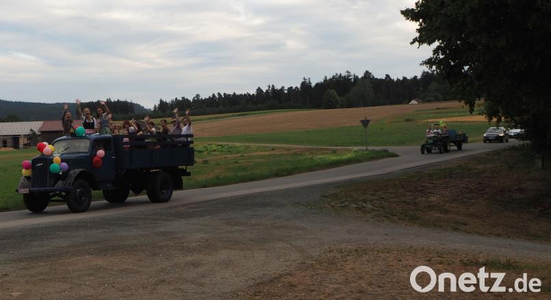 Der historische Opel Blitz und ein darauf folgender Traktoranhänger haben auf dem Weg zum Polterabend einiges geladen. gz