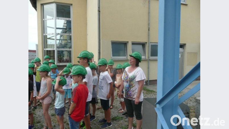 In den Kreis der Siedlerkinder mischt sich Vorsitzende Angelika Zahradnik. gz