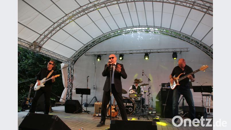 Sommer-Bluesrock vom feinsten bietet die Weidener Band „Blue Haze“ mit (von linsk) Gitarrist Günter Hagen, Sänger Andi Doerfler, Schlagzeuger Andreas Bauer und Bassist Ulli Schmutzer bei ihrem Konzert auf der Freilichtbühne in Bärnau. Michael Höllerer