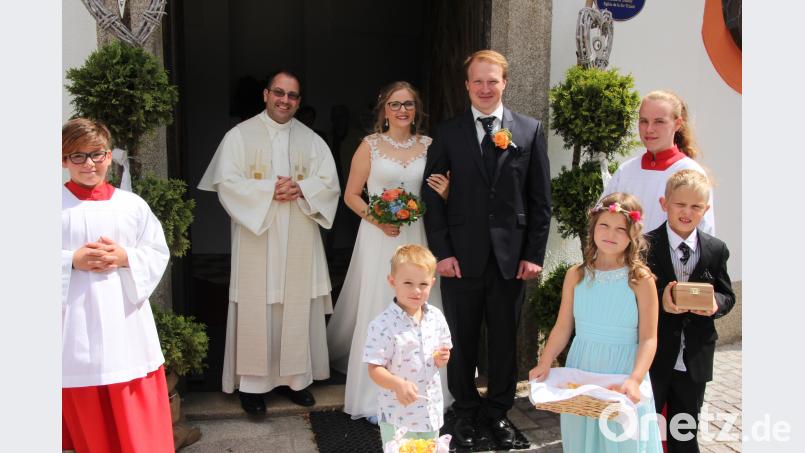 Bianca und Bastian Bauer mit Pater Gabriel beim Verlassen der Kappl-Kirche. kro
