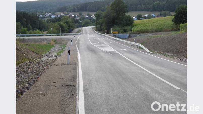 Der letzte Bauabschnitt der Staatsstraße 2157 von Atzenhof nach Tännesberg ist für den Verkehr freigegeben. Ein Linksabbiegestreifen an der Einmündung zur SAD 35 sorgt für zusätzliche Sicherheit. bnr