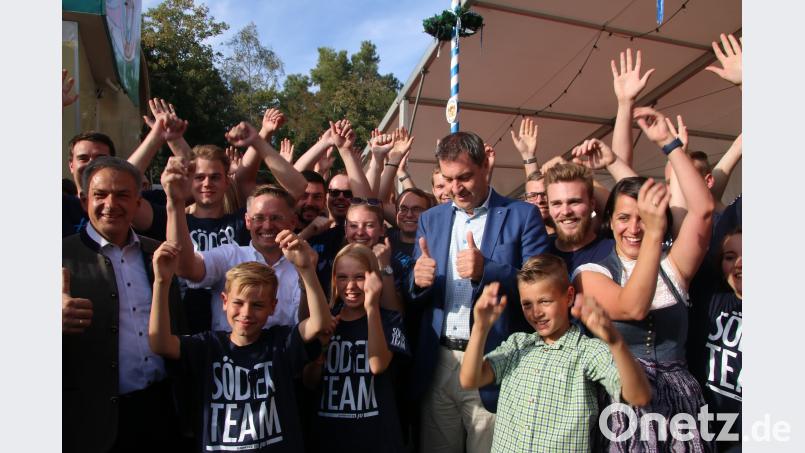 Ministerpräsident Markus Söder mit Kemnather Fan-Gemeinde. jrh