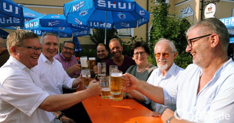 OB Michael Cerny (links) und CSU-Vorsitzender Manfred Rauscher (rechts) stoßen mit den Gästen auf die Kirchweih an. gf