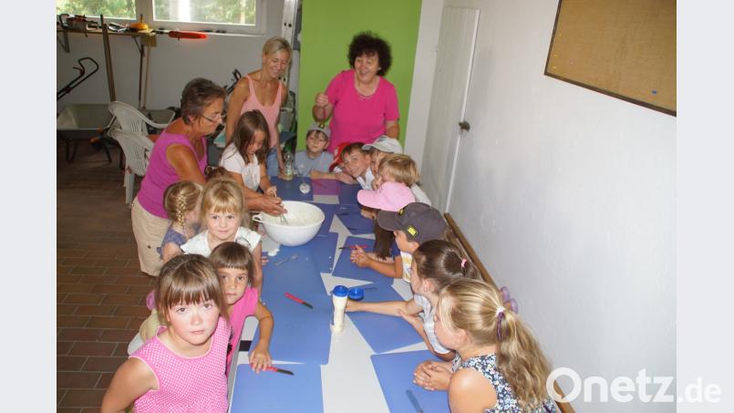 Mit der Zubereitung einer "Frankfurter Soße" beschäftigten sich die Kinder vom "Club Natur" des Gartenbauvereins Dietersdorf. mmj