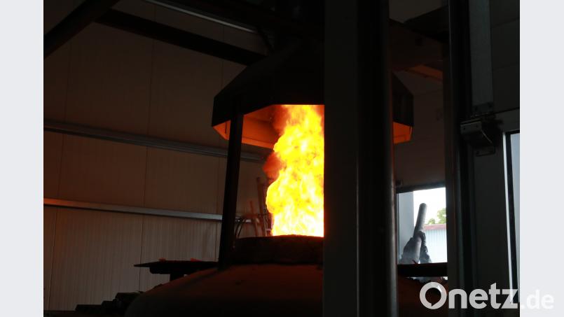 Im gasbetriebenen Hochofen wird die Bronze-Zinn-Legierung bei rund 1200 Grad erhitzt. njn