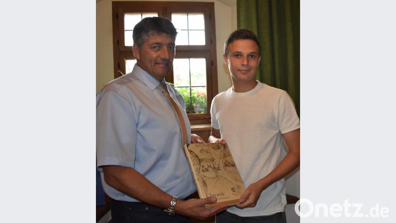 Noah Ruhland (rechts) wird von Bürgermeister Edgar Knobloch (links) im Rathaus empfangen, der zu seinem 1,0-Abitur gratuliert. rgr