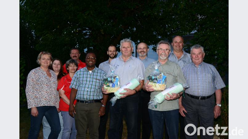 Johann Kreinhöfner (links) und Ferdinand Schönberger feiern mit den Vertretetern der Vereine ihren 75. Geburtstag. bey