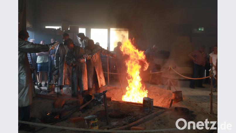 Eine schweißtreibende Arbeit für die Glockengießer, die flüssige Bronze in die einzelnen Glockenformen zu leiten. njn