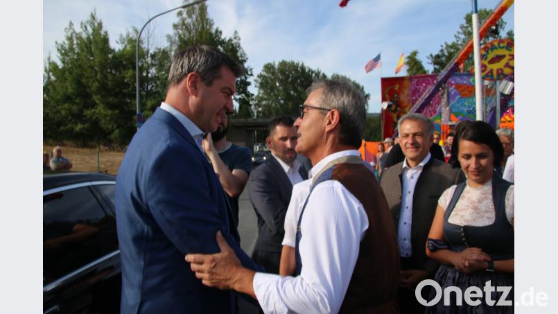 Bürgermeister Werner Nickl begrüßt den Ministerpräsidenten. jrh