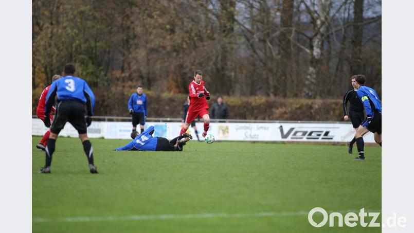 Trainer Christian Most – hier noch in der vorigen Saison im roten Trikot der SpVgg Pfreimd – erzielte beim 3:0-Sieg gegen den SV Sorghof ein Tor. Auch im nächsten Heimspiel am Mittwoch gegen den SV Raigering wird der Coach des Tabellenführers seine Mannschaft wieder richtig eingestellt haben. eg