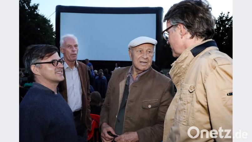 Gespannt auf die Reaktion des Heim-Publikums auf ihren Film „Wackersdorf“ zeigten sich Regisseur Oliver Haffner (links) und Produzent Ingo Fliess. Vor der Vorführung im Open-Air-Kino auf dem Hubmannwöhrl war noch Zeit für einen Plausch mit Altlandrat und Hauptfigur Hans Schuierer (Zweiter von rechts) sowie stellvertretendem Landrat Arnold Kimmerl (Zweiter von links), der ebenfalls im WAA-Widerstand aktiv war. Gerhard Götz