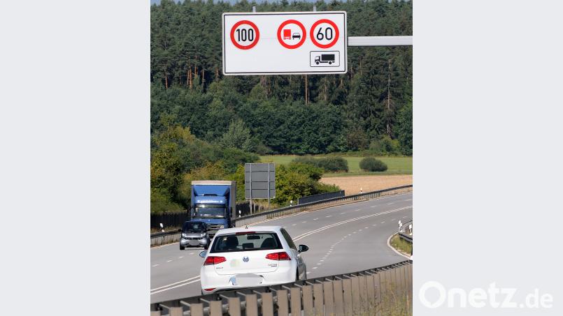 Als eine Konsequenz der Fertigstellung des autobahnähnlichen Ausbaus der B 85 zwischen den Abzweigungen nach Freihöls und Schafhof gilt nun wieder als zulässige Höchstgeschwindigkeit für Pkw im Bereich des Pittersbergs 100 Kilometer pro Stunde. Stephan Huber
