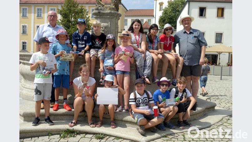 3. Bürgermeister Hans-Jürgen Reitzenstein (hinten links) überreicht den Kindern Eisgutscheine und kleine Preise. gac