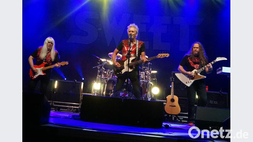 Die britischen Altrocker von Sweet geben alles bei ihrem rund zweistündigen Konzert im Auenpark. abi
