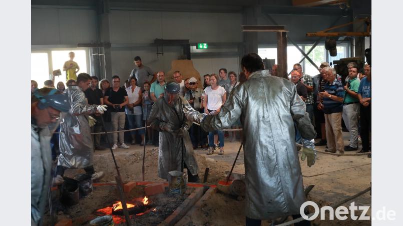 Eine schweißtreibende Arbeit für die Glockengießer, die flüssige Bronze in die einzelnen Glockenformen zu leiten. njn