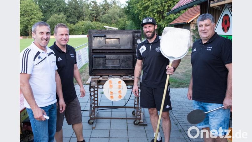 Die &quot;feschen Teunzer Pizzabäcker&quot; Günther Neuber, Siegfried Tröger, Daniel Kellner und Stephan Zimmet kamen ganz schön ins Schwitzen bis sie die vielen Bestellungen abgearbeitet hatten. tkr