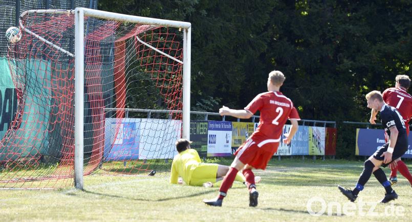Das war in der 65. Spielminute die Entscheidung in dem hiitzigen Nachbarduell in der Kreisklasse Süd. Der Ursensollener Torjäger Thomas Kotzbauer (hinten rechts) köpft unhaltbar für den Gärbershofer Torhüter Tomas Kouba (links) zum "goldenen" Tor des Spieles ein. Der Gärbershofer Kapitän und Innenverteidiger Fabio Stammler (Mitte rechts) kam zu spät, der Ursensollener Andreas Kotzbauer (links) schaut dem Ball hinter her. Ziegler