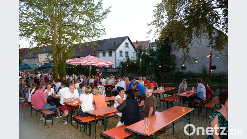 Am Abend füllen sich die Plätze entlang des Stadtweihers unterm Kreuzberg. bey