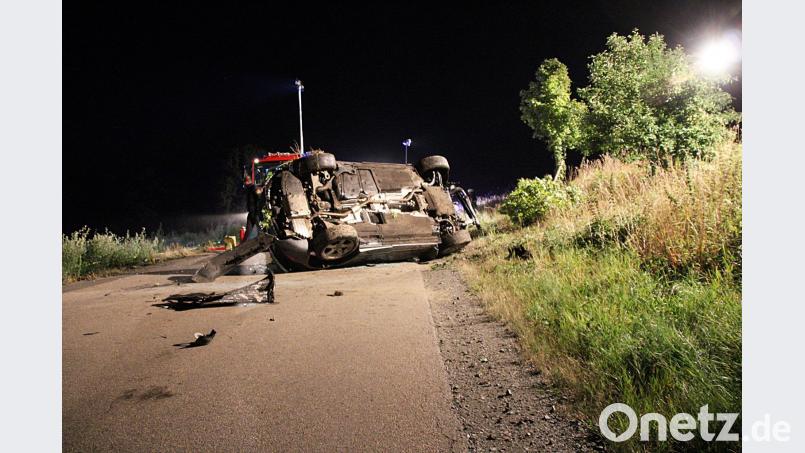 Der verunfallte Audi bleibt nach mehreren Überschlägen auf der Fahrerseite liegen jma