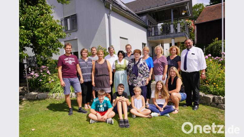 Zusammen mit ihrer Familie feiert Hedwig Prößl (stehend Fünfte von rechts) aus Woppenrieth ihren 80. Geburtstag. fvo