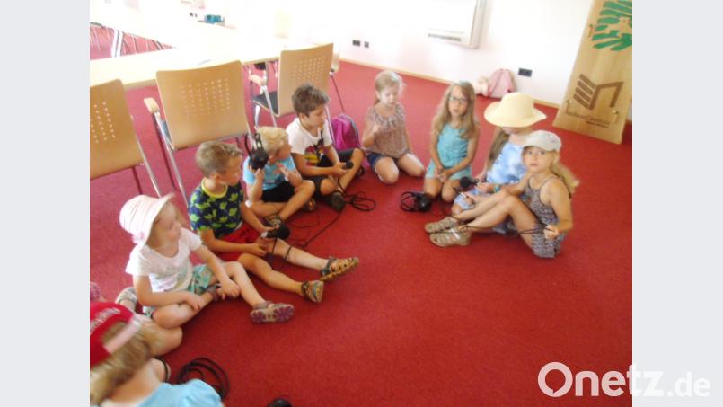 Beim Audioprojekt sammelten die Kinder drinnen und draußen Geräusche. Später mussten sie erraten, was die anderen aufgenommen haben. exb
