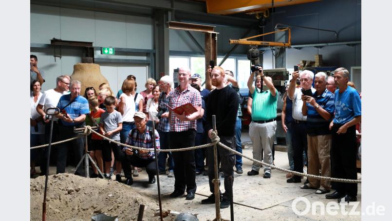 Pfarrer Bernhard Stahlberg aus Herrischried und Erbendorfs Pfarrer Christoph Zeh (Mitte von links) geben den Segen zu einem gelingenden Glockenguss. njn
