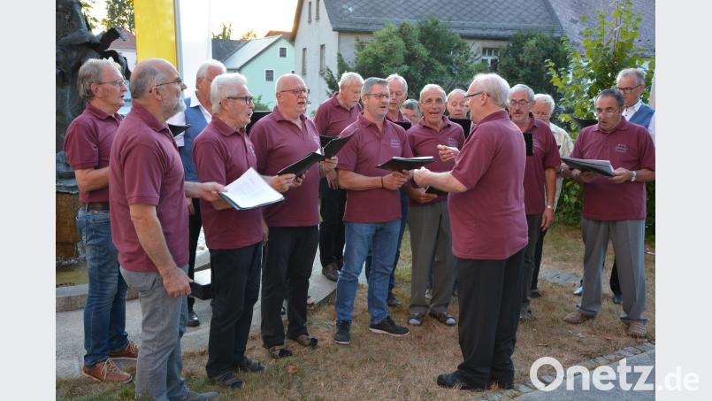 Der Männergesangverein Konnersreuth unter der Leitung von Josef Rosner. jr
