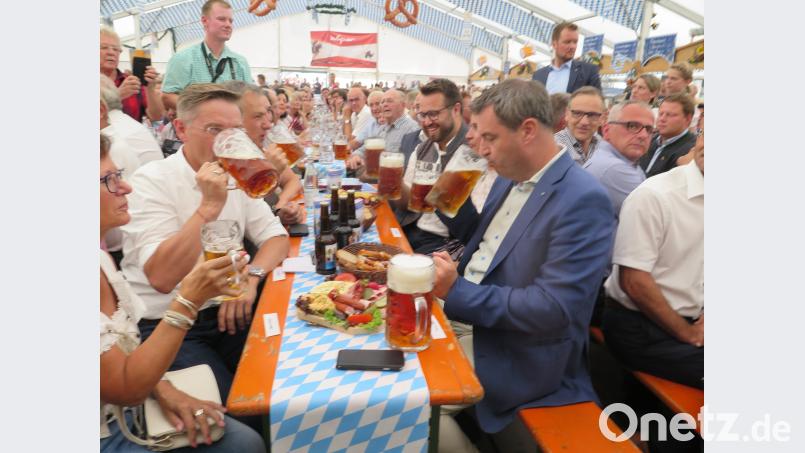 Ein kühles Bier kurz vor seiner Rede. jzk