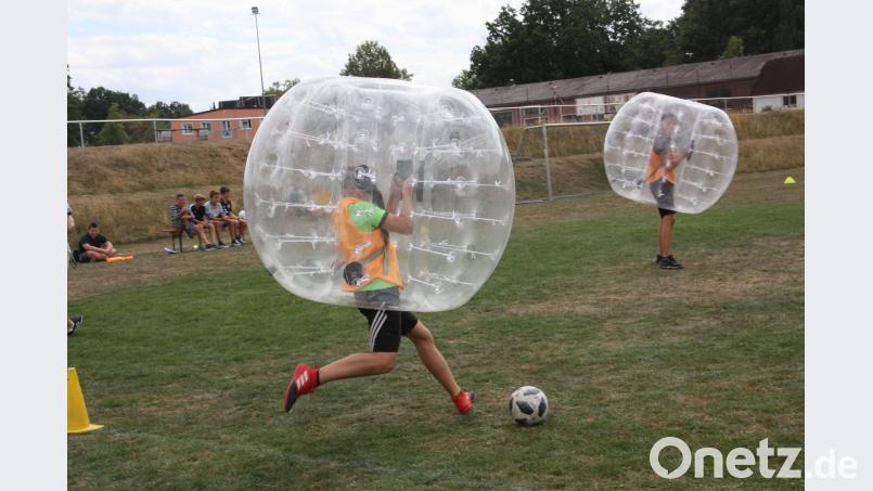 Wenn der Kopf in einer Kunststoffkugel steckt, ist es gar nicht so einfach, den Ball zu treffen. adj