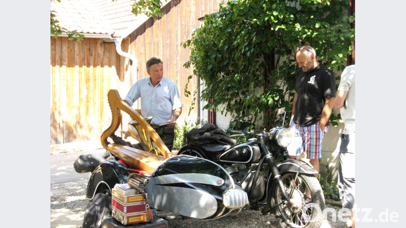 Stofferl Well (links) fährt beim Leugner-Schorsch mit einem ganzen Beiwagen voller Instrumente vor. Bild: exb