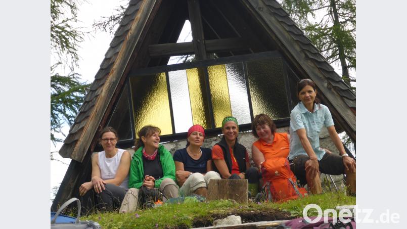 Doris Reil (Dritte von links) organisiert die Ladies-Wandertour im Dachsteingebirge, die augenscheinlich gut ankommt. fei
