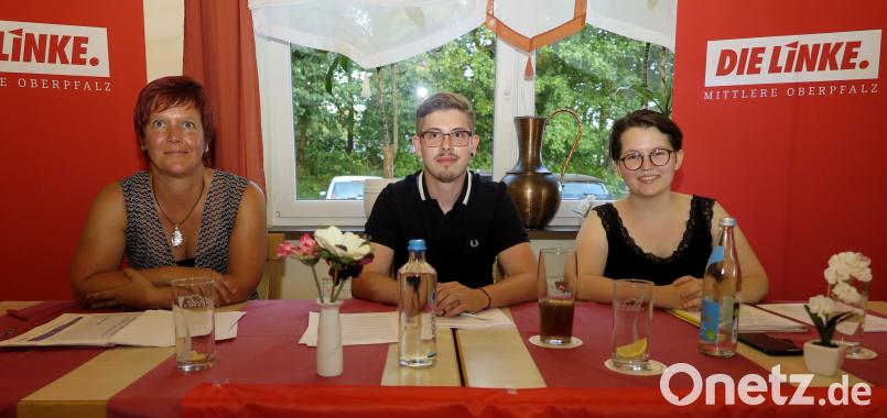 MdB Susanne Ferschl sowie die Landtagskandidaten Marius J. Brey und Eva Kappl (von links) sprachen bei einer Wahlveranstaltung der Partei &quot;Die Linke&quot;. Hirsch