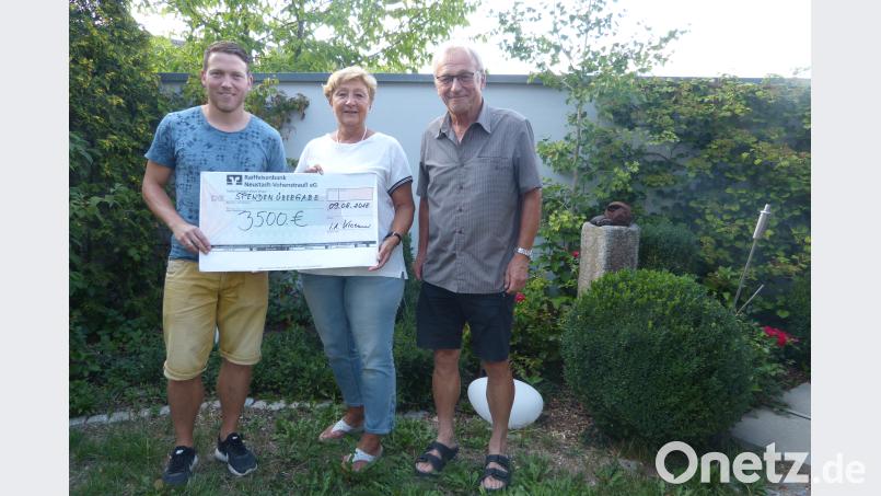 Joachim (links) und Martin Kraemer (rechts) übergeben den Spendenscheck über 3500 Euro an Petra Troppmann von der Kinderkrebshilfe Nord Oberpfalz. adj