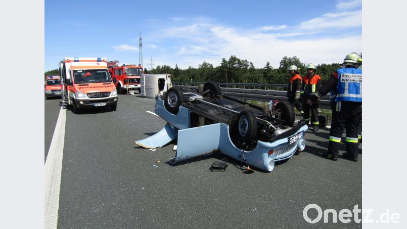 Der Trabant überschlug sich, nachdem der Wohnanhänger abgerissen war. Feuerwehr Wiesau
