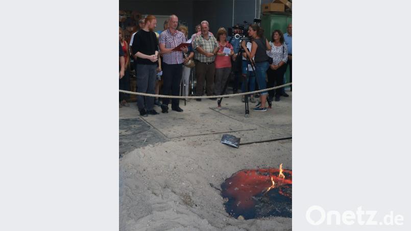 Pfarrer Christoph Zeh und Pfarrer Bernhard Stahlberg (von links) danken für den gelungenen Guss und stimmen zum "Großen Gott, wir loben dich" ein. njn