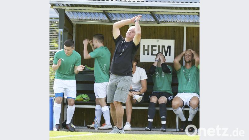 Totales Entsetzen auf der Riedener Trainerbank mit Trainer Josef Fleischmann (Mitte vorne) nach der 5:6-Pleite im Derby gegen den SV Schmidmühlen. Ziegler