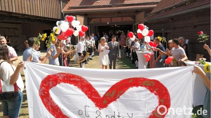 Katharina Frank und Johannes Zintl zelebrieren ihren großen Tag im Sengerhof Neualbenreuth. lym