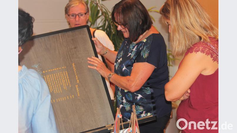 Petra Roßner-Dietz präsentiert die Regentag-Kassette mit handsignierten Werken von Hundertwasser. Dagmar Williamson