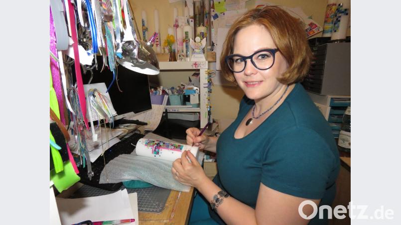 Mit viel Liebe zum Detail designt Maria Heinrich seit vielen Jahren Kerzen. ubb