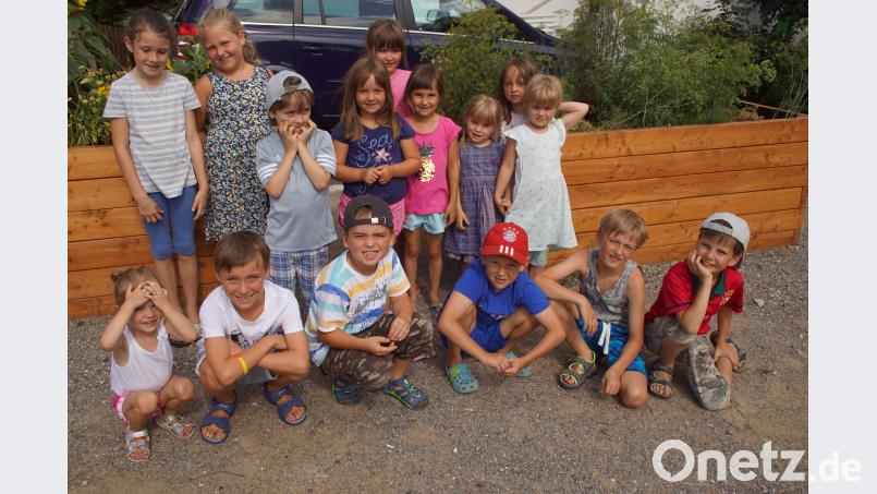 Die Kinder vom „Club Natur“ haben sich zum Gruppenbild vor den Hochbeeten beim Vereinshaus aufgestellt. mmj