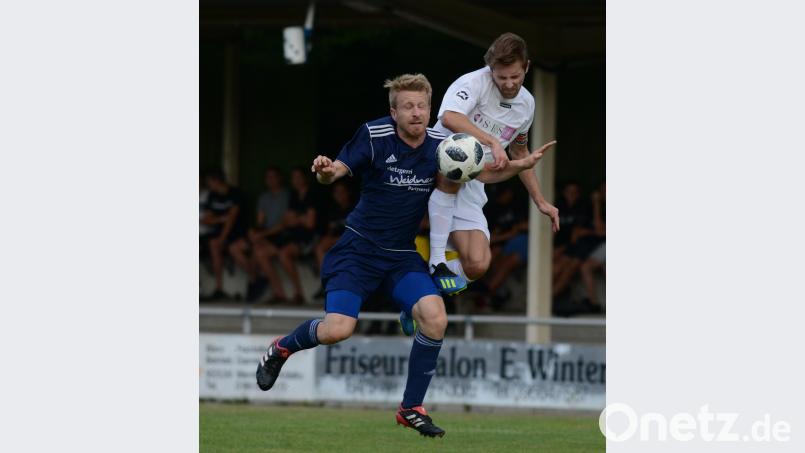 Detag-Spieler Thimo Luff (weiß) kämpft mit dem Schirmitzer Lukas Jakob um den Ball. ham