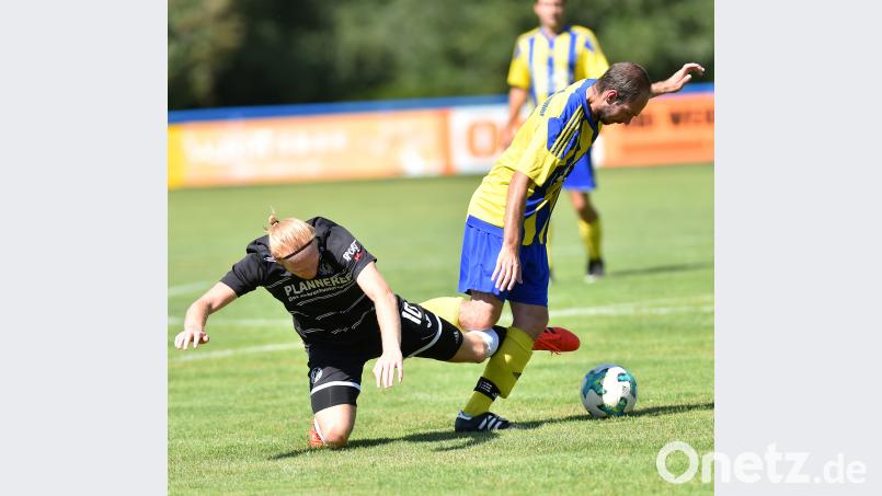 Sven Wunder (rechts) von der TSG Weiherhammer behauptet den Ball gegen Rene Hupas (SV Neusorg). Die TSG Weiherhammer spielte nach einem 0:2-Rückstand noch unentschieden gegen den Kreisligaabsteiger. Alfred Schwarzmeier