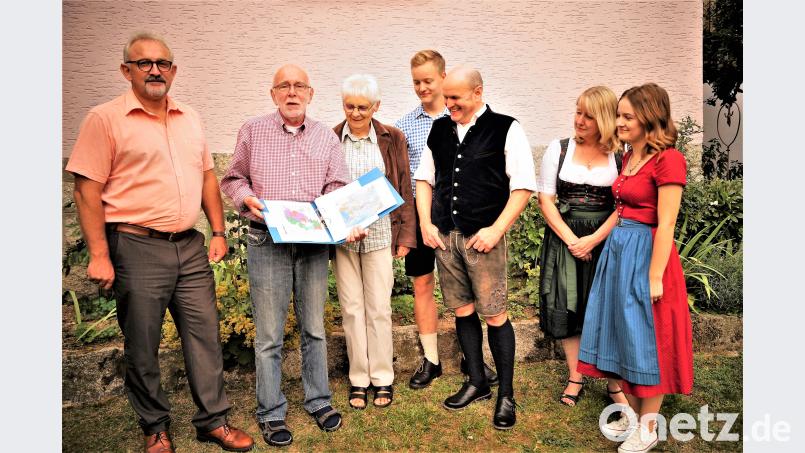 Aus Brieffreundschaft wurde Verwandschaft. Von links: Bürgermeister Rudolf Schopper, Karl-Josef und Ehefrau Bärbel Trottmann, Konstantin Trottmann, Josef , Heike und Tocher Viktoria. arw