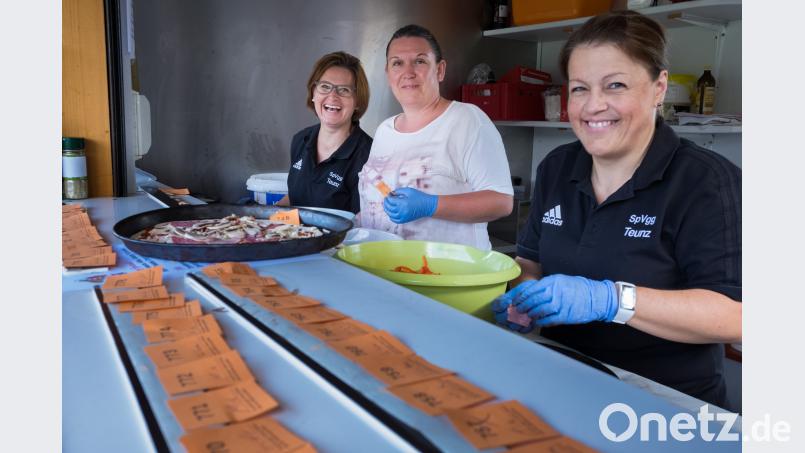 Die &quot;Drei Damen vom Grill&quot; Daniela Zimmet, Conny Zinkl und Claudia Neuber bereiteten, in der Grillbude, liebevoll die Pizzen vor und liesen sich auch von immer mehr Bestellzetteln nicht aus der Ruhe bringen. tkr