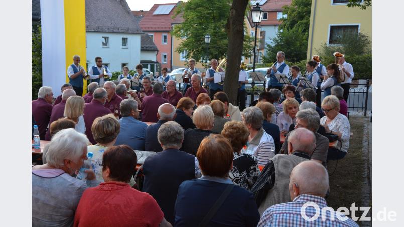 Die Blaskapelle Konnersreuth musizierte vor dem Brunnen. jr